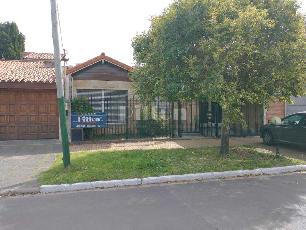 En zona resid. de Banfield Este Lomas de Zamora casa de 50 años de antigüedad en venta.