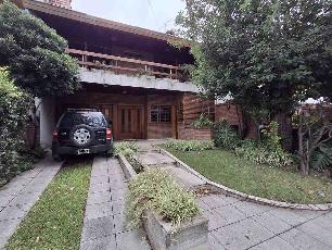 Casa de 2 pisos en venta en zona resid. de Banfield Oeste.