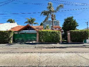 Casa con 4 baños en venta en zona resid. de Remedios de Escalada.