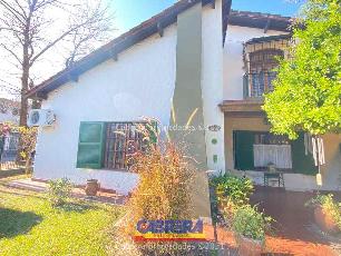 Venta de casa en muy buen estado en zona residencial de Banfield Este.