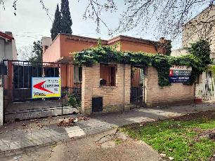 En zona barrio de Temperley Este venta de casa en estado bueno.