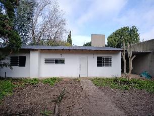 En zona barrio de Burzaco Este GBA Sur casa con 3 dormitorios en alquiler.