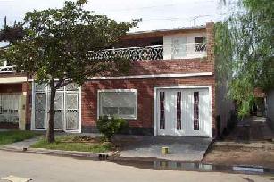En zona barrio de Barrio Luna casa para 2 familias de estilo standar en venta.
