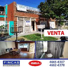Venta de casa para 2 familias con 3 dormitorios en zona barrio de Barrio Luna.