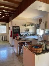 En zona resid. de Parque Johnston Hurlingham chalet de 6 ambientes en venta.