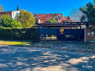 Venta de casa de 2 pisos en zona resid. de Parque Quirno.