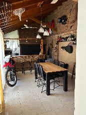 Oportunidad en Hurlingham venta de chalet a una cuadra de avenida principal.