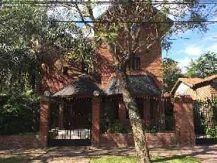 Oportunidad en Barrio Ingles Hurlingham chalet sobre lote de 20.00 x 50.00 en venta.