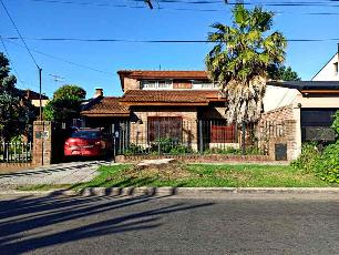 En zona resid. de Parque Johnston chalet de 308 m² en venta.