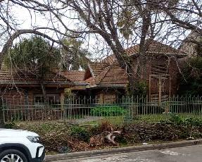 A 4 cuadras de la estación en Hurlingham chalet con 6 dormitorios en venta.
