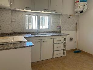 En Haedo Centro Sur casa con 2 dormitorios en venta.