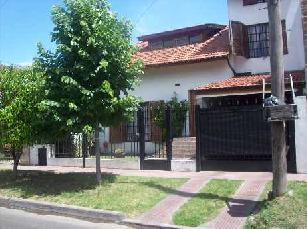 En zona barrio de Barrio Luna chalet con 4 dormitorios en venta.