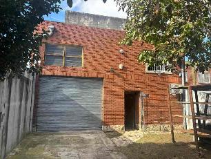 En zona barrio de Berazategui Oeste venta de galpon de 300 m².