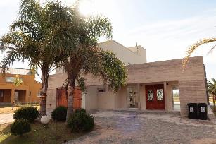 En zona barrio de Canning Argentina casa en estado m.bueno en venta.