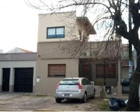 Venta de casa ph con 2 dormitorios en zona barrio de Quilmes Oeste.