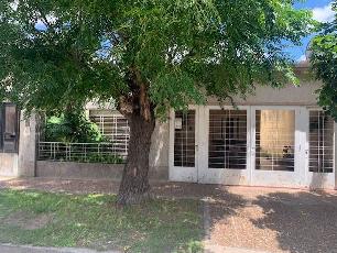 En zona barrio de Bernal Oeste Argentina casa con simple en venta.