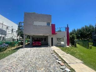 En zona bo cerr de La Reserva de Hudson Zona Sur venta de casa a una cuadra de avenida principal.
