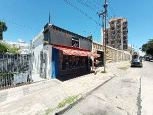 En zona barrio de Berazategui Este local con vivienda con 2 baños en venta.