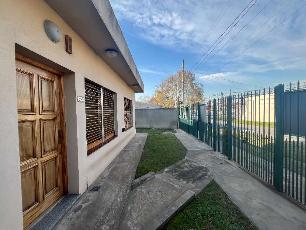 Oportunidad en Villa España Berazategui casa de estilo moderno en venta.