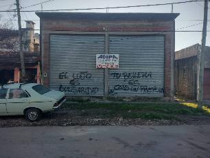 En zona barrio de Barrio Kennedy Berazategui galpon de 81 m² en venta.