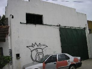 En zona comerc. de Berazategui Oeste galpon en estado bueno en venta.
