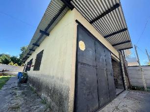 A 8 cuadras de la estación en Pueblo Nuevo Berazategui galpon en estado bueno en venta.