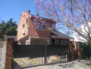 En zona barrio de Barrio Kennedy Berazategui chalet de 140 m² en venta.