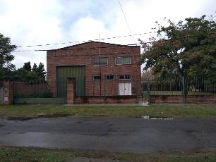En zona barrio de Platanos Berazategui galpon de 700 m² en venta.