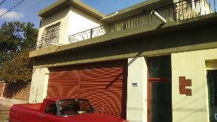 En zona barrio de Villa España Berazategui galpon con vivienda de 45 años de antigüedad en venta.