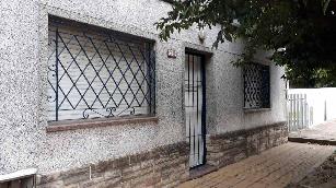 Casa sobre lote de 10.00 x 48.00 en venta en zona barrio de Ezpeleta Este.