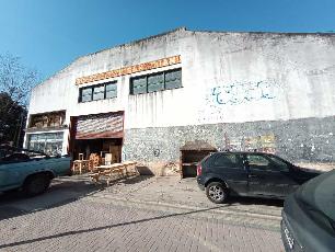 En zona comerc. de Berazategui Oeste galpon en estado bueno en venta.