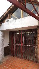 En zona barrio de Quilmes Oeste casa de 85 m² en alquiler.