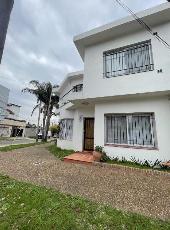 En zona barrio de Bernal Centro casa de 2 pisos en venta.