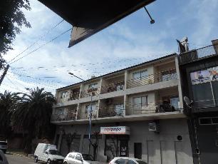 En zona resid. de Quilmes Oeste departamento en estado bueno en alquiler.