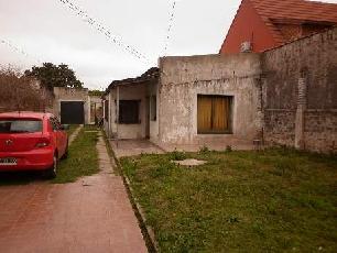 En zona com/res de Ezpeleta Este casa en estado bueno en venta.
