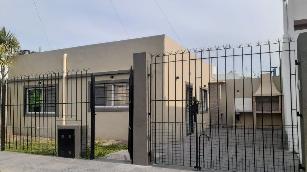 En zona barrio de Ezpeleta Este venta de casa en estado excelente.