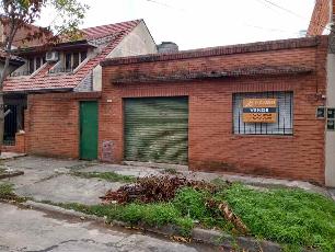 En zona barrio de Ezpeleta Este venta de casa con 2 baños.