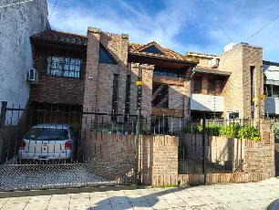 En zona barrio de Quilmes Centro Argentina venta de casa con garage.