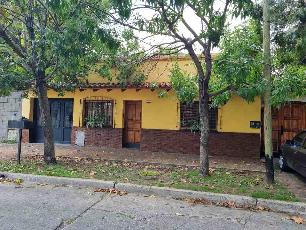 Venta de casa de 4 ambientes en zona barrio de Bernal Centro Quilmes.