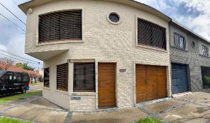 En zona barrio de Quilmes Oeste Centro venta de casa ph con garage.