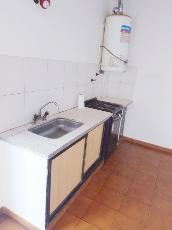 En zona barrio de Bernal Oeste departamento tipo casa de 2 ambientes en alquiler.
