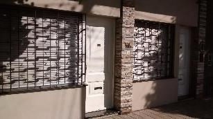 En zona barrio de Quilmes Oeste alquiler de departamento tipo casa con simple.