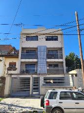 En zona resid. de Bernal Centro departamento con simple en alquiler.