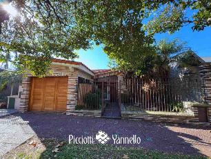 En zona barrio de Bernal Centro casa con 2 baños en venta.
