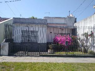 Casa ph sobre lote de 6.80 x 12.00 en venta en zona barrio de Quilmes Oeste.
