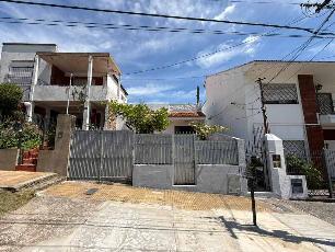 Casa en estado m.bueno en alquiler en zona barrio de Quilmes Este.