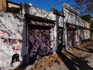 En zona com/res de Bernal Centro local apto profesional en venta.