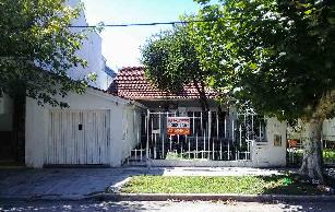En zona resid. de Quilmes Oeste alquiler de chalet en estado m.bueno.