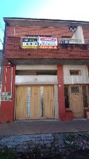 En zona barrio de Bernal Oeste alquiler de semipiso en estado bueno.
