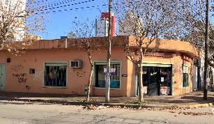 Local con 2 baños en venta en zona barrio de Quilmes Este.